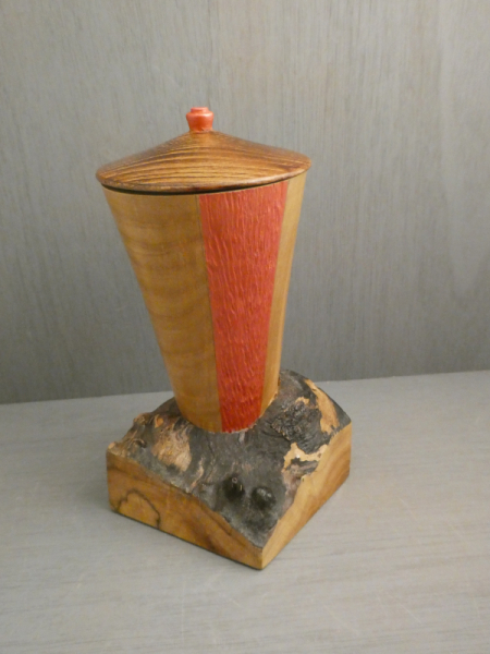 Decorative-vase-with-Spalted-Base-b
